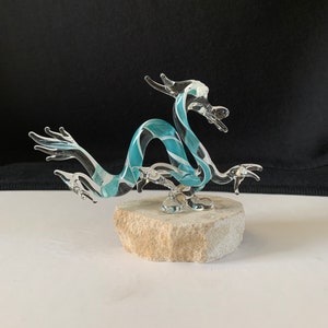 Escultura de vidrio soplado a mano de dragón