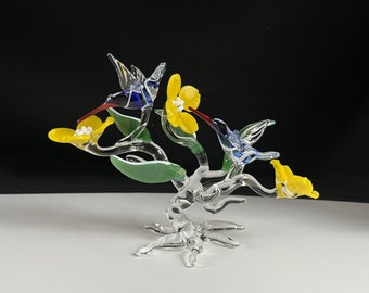 Colibríes con escultura de vidrio soplado a mano con flor de cornejo