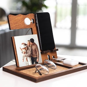 Aangepaste dockingstation-telefoonoplader en optionele Apple AirPods en Apple Watch opladen / gemaakt van premium hardhout - kerstcadeau