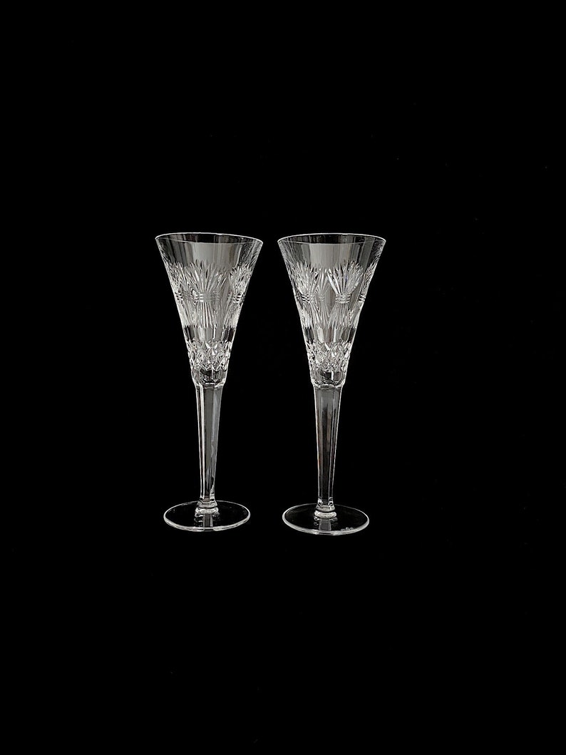 K&ouml;nnte beinhalten: Zwei klare Champagnergl&auml;ser mit geschliffenem Kristallmuster.
