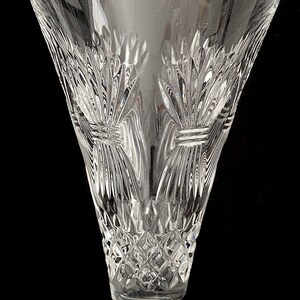 K&ouml;nnte beinhalten: Eine klare Champagnerfl&ouml;te aus Glas mit einem geschliffenen Kristallmuster. Die Fl&ouml;te hat einen breiten Kelch und einen langen Stiel.
