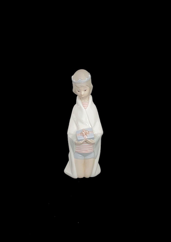 Vintage Retired LLADRO Porcelain Figurine Girl Kneeling With Crown