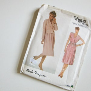Op de afbeelding: Een Vogue Patterns naaipatroon met een ontwerp van Adele Simpson. Het patroon toont twee jurken, een met een jasje en een met een wikkel-stijl. Het patroonnummer is 2920.