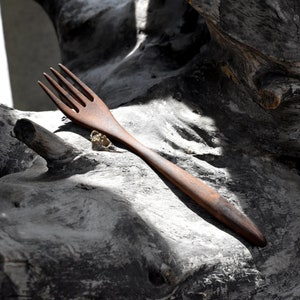 Forchetta di legno unica, legno di noce, utensili da cucina unici, realizzati a mano e ottimi per mangiare, eleganza precisa, design meraviglioso