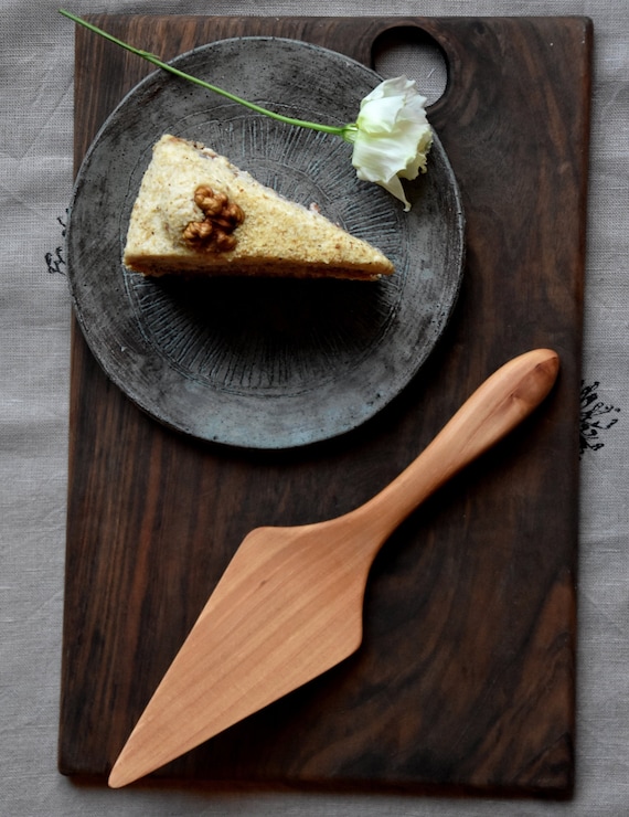 Les Petits Gâteaux De Fête Se Tiennent Sur Des Planches De Bois