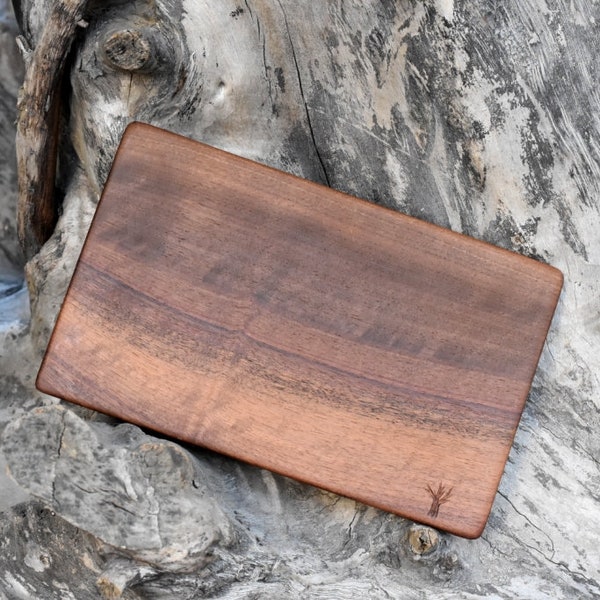 Planche à découper et à servir petit-déjeuner / pique-nique, planche de voyage / planche en bois faite à la main / design minimaliste / bois de noyer / idée cadeau en bois / unique