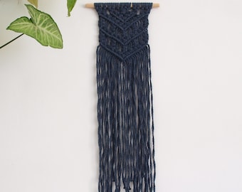 Piccolo Macrame scuro appeso a parete 8 "x 21", Decorazione da parete per vivaio, Decorazione da parete blu scuro