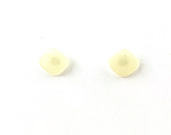 Perlen creme quadratische Knopfohrstecker - upcycling Schmuck