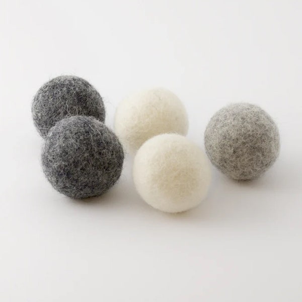 5 Wool balls for cats , the kitty toy set