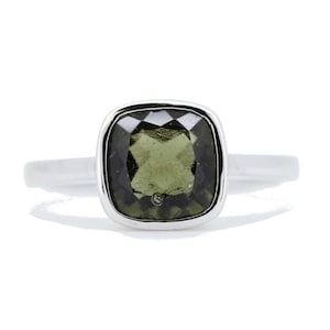 Op de afbeelding: Een zilveren ring met een donkergroene edelsteen in een vierkante zetting.