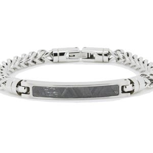 Könnte beinhalten: Ein silberfarbenes Armband mit Kettenglied-Design und einem rechteckigen, dunkelgrauen Mittelstück. Das Armband verfügt über einen sicheren Verschluss und wird vor weißem Hintergrund gezeigt. Ein stilvolles Accessoire.