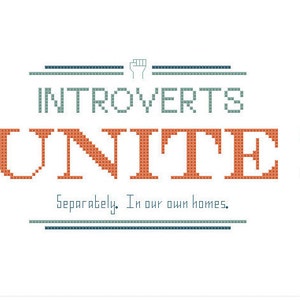 Puede incluir: Un gráfico pixelado rojo y blanco con el texto "Introvertidos Uníos!" y la leyenda "Por separado. En nuestros propios hogares."