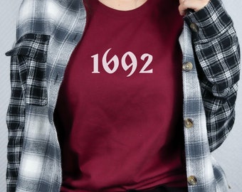 Camiseta de la bruja de Salem 1692 Camiseta de la misa de Salem de Halloween Camiseta conmemorativa de los juicios de la bruja de Salem Ropa de brujería sutil Camiseta de la memoria de la brujería