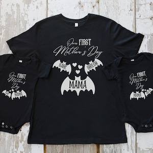 Custom Twin Mom Shirt Mommy and Me Tee Goth Mom Passende Shirts Bat Mom Spooky Muttertag Passende T-Shirts Unsere ersten Muttertag TShirts