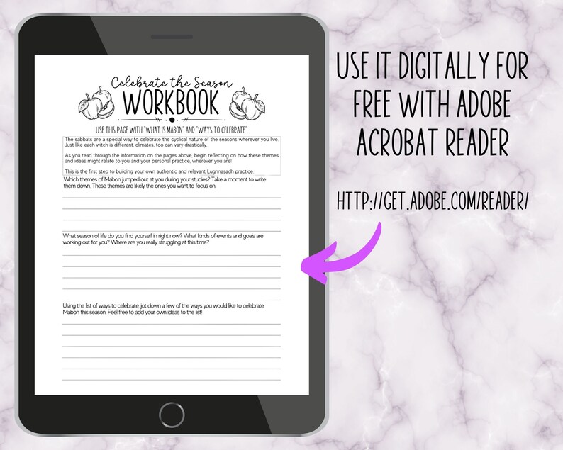 K&ouml;nnte beinhalten: Ein digitales Arbeitsbuch mit dem Titel "Celebrate the Season Workbook" auf hellblauem Hintergrund und einer Grafik mit zwei roten &Auml;pfeln mit gr&uuml;nen Bl&auml;ttern. Das Arbeitsbuch enth&auml;lt Aufforderungen zur Reflexion und zum Journaling &uuml;ber die Jahreszeit Mabon. Der Text "USE IT DIGITALLY FOR FREE WITH ADOBE ACROBAT READER" wird in einem rosa Kasten in der oberen rechten Ecke der Seite angezeigt. Der Text "HTTP://GET.ADOBE.COM/READER/" wird unter dem rosa Kasten angezeigt.