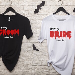 Camisa de boda personalizada Novia espeluznante y novio Camiseta personalizada Boda gótica Fecha personalizada Camiseta Parejas a juego Camiseta de boda Regalo gótico imagen 2