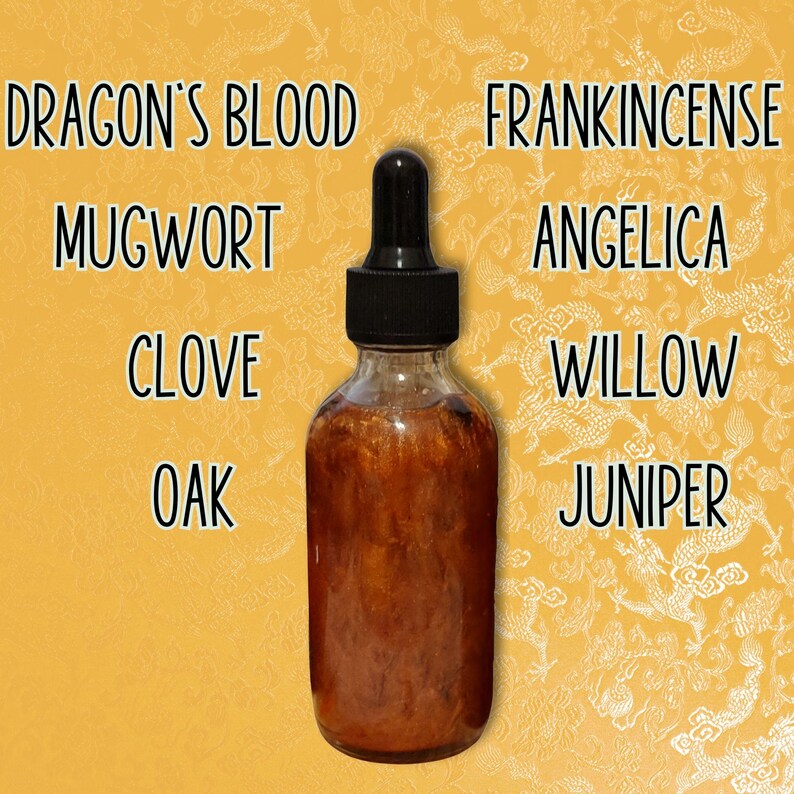 Peut inclure: Une bouteille en verre avec un compte-gouttes remplie d'un liquide brun dor&eacute;. La bouteille est &eacute;tiquet&eacute;e avec les mots "Dragon's Blood", "Mugwort", "Clove", "Oak", "Frankincense", "Angelica", "Willow", et "Juniper".