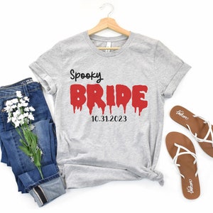 Camisa de boda personalizada Novia espeluznante y novio Camiseta personalizada Boda gótica Fecha personalizada Camiseta Parejas a juego Camiseta de boda Regalo gótico imagen 6