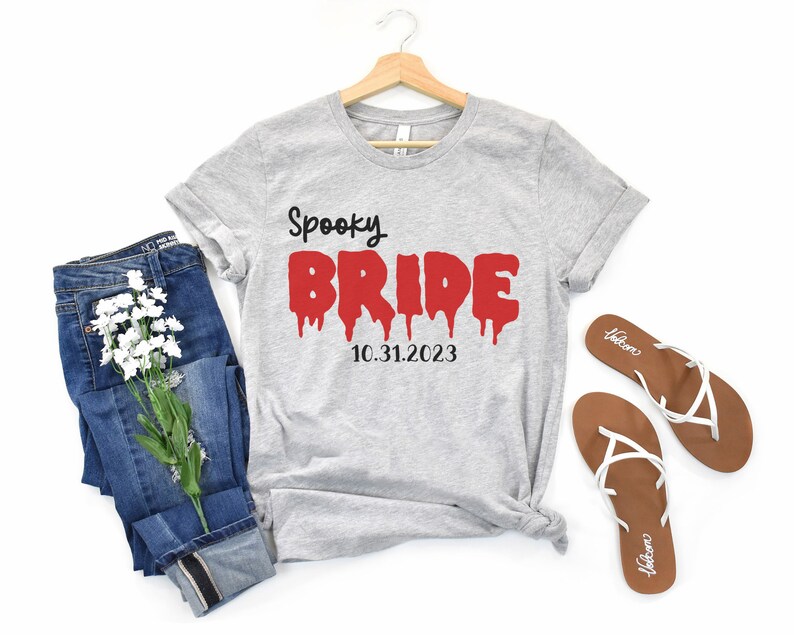Camisa de boda personalizada Novia espeluznante y novio Camiseta personalizada Boda gótica Fecha personalizada Camiseta Parejas a juego Camiseta de boda Regalo gótico imagen 6