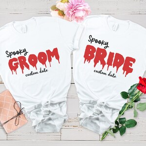 Camisa de boda personalizada Novia espeluznante y novio Camiseta personalizada Boda gótica Fecha personalizada Camiseta Parejas a juego Camiseta de boda Regalo gótico imagen 4