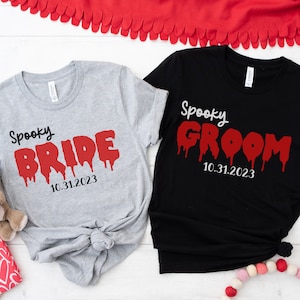 Camisa de boda personalizada Novia espeluznante y novio Camiseta personalizada Boda gótica Fecha personalizada Camiseta Parejas a juego Camiseta de boda Regalo gótico imagen 1