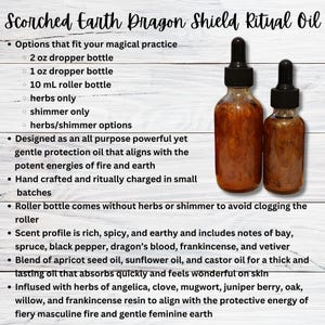Peut inclure: Deux flacons d'huile rituelle en verre ambr&eacute; avec des reflets dor&eacute;s. Les flacons sont &eacute;tiquet&eacute;s "Scorched Earth Dragon Shield Ritual Oil". Le texte d&eacute;crit l'huile comme une huile de protection puissante mais douce qui s'aligne avec les &eacute;nergies puissantes du feu et de la terre. L'huile est fabriqu&eacute;e &agrave; la main et charg&eacute;e rituellement en petits lots.