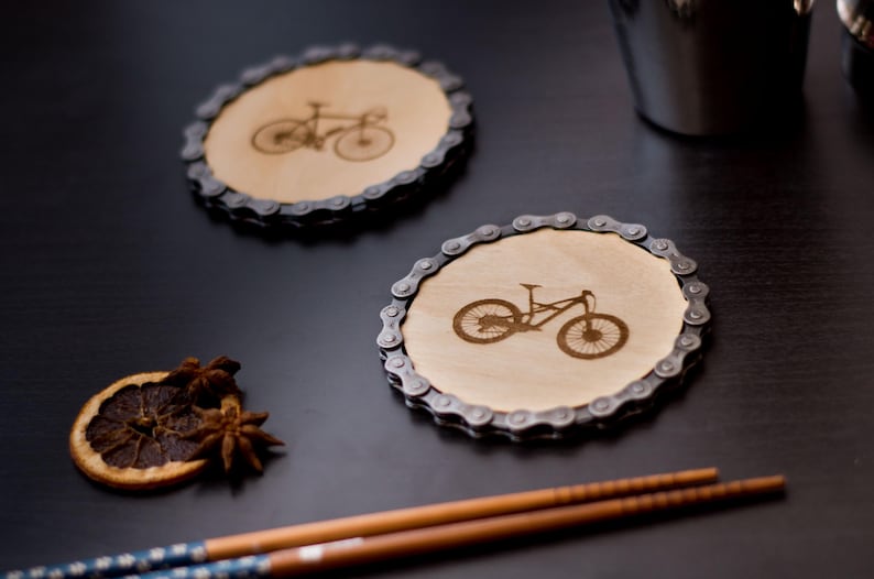 Graverad cykelkedjeunderlägg - Set med 1, 2 eller 4 - 11 cm (4,3 tum) diameter, tillverkad av plywood och cykelkedjor Mountain Bike