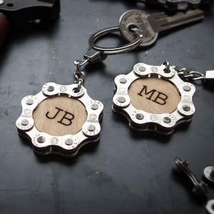 Anpassbare Fahrradkette Keychain, peronalisierte gravierte Initialen, Upcycled Fahrradkettengeschenk