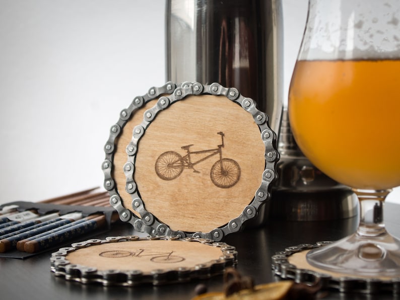 Graverad cykelkedjeunderlägg - Set med 1, 2 eller 4 - 11 cm (4,3 tum) diameter, tillverkad av plywood och cykelkedjor BMX