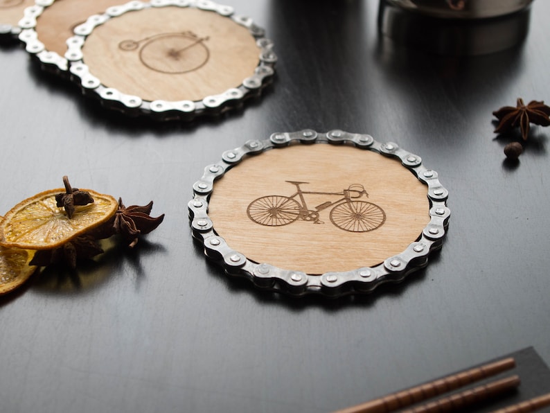 Graverad cykelkedjeunderlägg - Set med 1, 2 eller 4 - 11 cm (4,3 tum) diameter, tillverkad av plywood och cykelkedjor bild 2