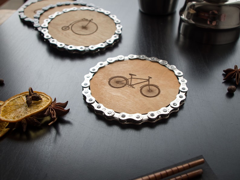 Graverad cykelkedjeunderlägg - Set med 1, 2 eller 4 - 11 cm (4,3 tum) diameter, tillverkad av plywood och cykelkedjor Mix (for sets)