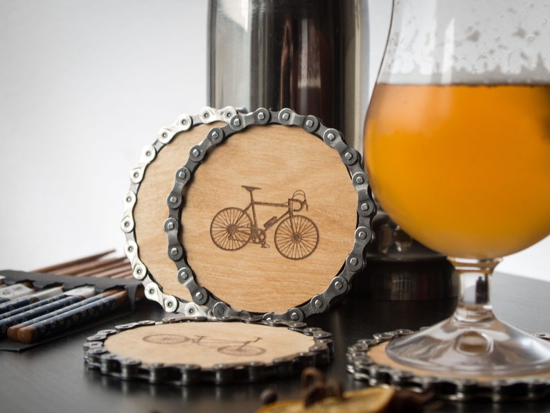 Graverad cykelkedjeunderlägg - Set med 1, 2 eller 4 - 11 cm (4,3 tum) diameter, tillverkad av plywood och cykelkedjor Road Bike