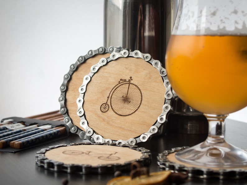 Graverad cykelkedjeunderlägg - Set med 1, 2 eller 4 - 11 cm (4,3 tum) diameter, tillverkad av plywood och cykelkedjor Vintage Bike