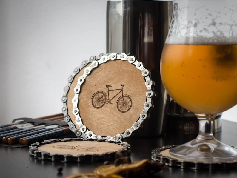 Graverad cykelkedjeunderlägg - Set med 1, 2 eller 4 - 11 cm (4,3 tum) diameter, tillverkad av plywood och cykelkedjor City Bike