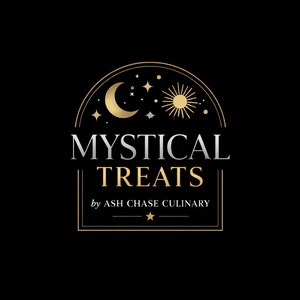 Może przedstawiać: Logo na czarnym tle z napisem "MYSTICAL TREATS" w kolorze srebrnym i złotym. Nad tekstem znajduje się złoty p&oacute;łksiężyc, gwiazdy i słońce. Pod spodem znajduje się napis "by ASH CHASE CULINARY".