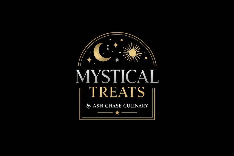 Może przedstawiać: Logo na czarnym tle z napisem "MYSTICAL TREATS" w kolorze srebrnym i złotym. Nad tekstem znajduje się złoty p&oacute;łksiężyc, gwiazdy i słońce. Pod spodem znajduje się napis "by ASH CHASE CULINARY".
