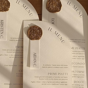 Menu weselne w kształcie półłuku z kości słoniowej z welinową winietką i pieczęcią lakową