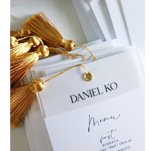 Hochzeitsmenü, Tischkarten-Menü, minimalistische Menükarte, weiße Menükarte, gedruckte Menükarte, Tischkarten enthalten, Hochzeitsmenü, Quaste