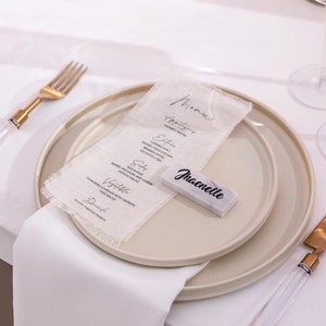 Menu lniane, Menu ślubne z tkaniny, Zjedzmy, Nowoczesne menu, Rustykalne wesele, Menu drukowane na lekkim lnie, Menu drukowane na tkaninie, minimalistyczne