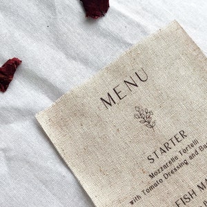Menu z lnu Menu ślubne z lnu naturalnego beżowego Menu z lnu jasnokremowego Menu z lnu drukowanego Menu z tkaniny miękkiej z surowymi krawędziami