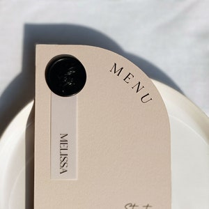 Menu w kształcie pół łuku, Menu z pieczęcią lakową, Menu kremowe, Biszkopt, Wizytówki w zestawie, Wydrukowane menu weselne w kształcie łuku, Menu weselne, minimalistyczne, karta pergaminowa