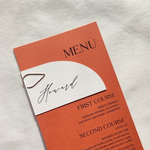 Pomarańczowe menu weselne, menu w kolorze terakoty, w zestawie karta miejsca w kształcie pół łuku, menu weselne, drukowane menu, nowoczesne menu weselne w kształcie łuku