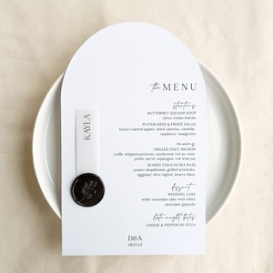 Menu w kształcie łuku, Menu z pieczęcią lakową, Wizytówki w zestawie, Drukowane menu weselne w kształcie łuku, Menu weselne, minimalistyczne menu, Karta z nazwiskiem z pergaminu, Pełny łuk