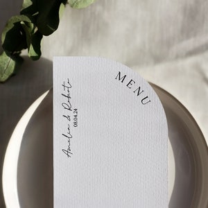Halbbogenmenü, Hochzeitsmenü mit Halbbogen, Hochzeitsmenü, minimalistisches Menü, geometrisch, einfaches Bogenmenü, modern gedrucktes Menü, Halbbogen