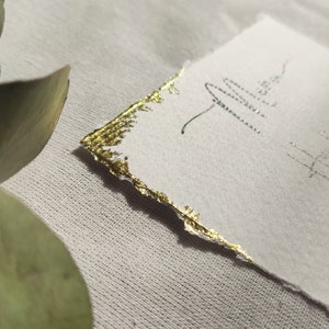 Menu weselne z folii, ręcznie naddarte krawędzie, imitacja ozdobna krawędzi, menu weselne, ręcznie naddarte, menu z ozdobną krawędzią, teksturowany papier, drukowane menu, złoto