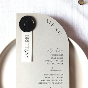 Menu w kształcie pół łuku, szare, menu z pieczęcią lakową, dołączone karty miejsc, drukowane menu weselne w kształcie łuku, menu weselne, minimalistyczne menu, karta pergaminowa z nazwiskiem