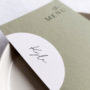Zielone menu Sage z wizytówkami, karty miejsc Arch, minimalistyczne menu, menu kart miejsc, zielona karta menu, drukowana karta menu, dołączone karty miejsc