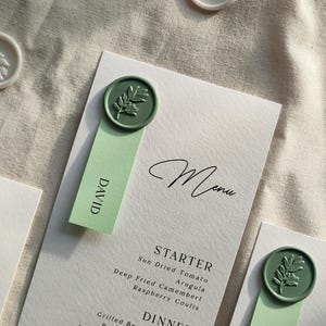 Menú con sello de lacre, menú verde y blanco, menú de boda con sello de lacre, tarjetas de lugar incluidas, menú elegante, menú de boda, impreso, menú con tarjeta de nombre
