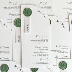 Menu en arche avec cachet de cire pour menu de mariage en vert, marque-places inclus