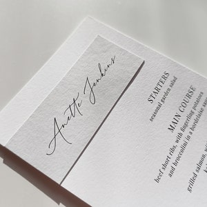 Białe menu z szarymi wizytówkami, minimalistyczne menu, menu z wizytówkami, jasnoszara karta menu, drukowana karta menu, dołączone wizytówki, menu weselne